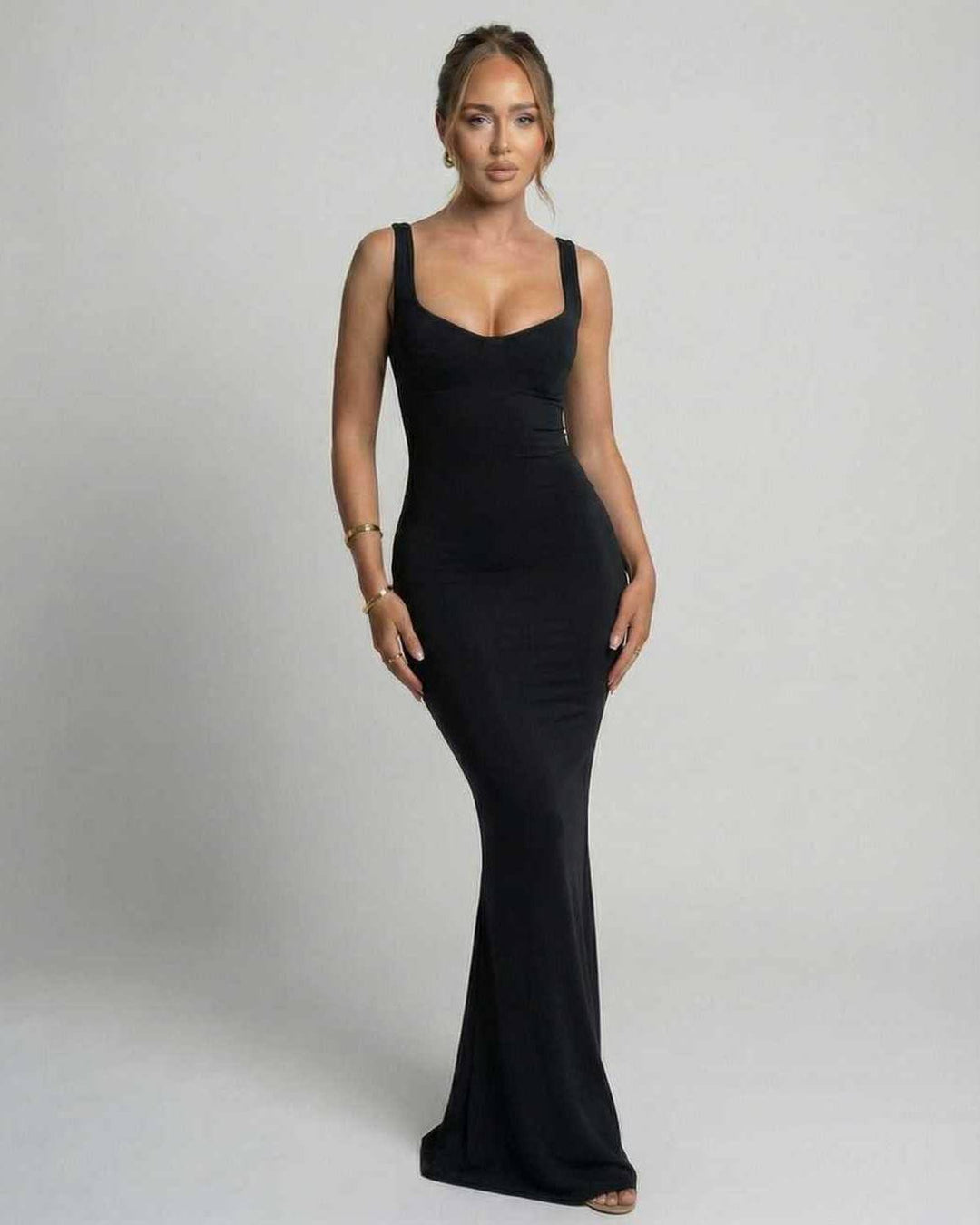 Vestido maxi negro elegante para mujer, silueta deslizante minimalista, ideal para noche y fiesta.