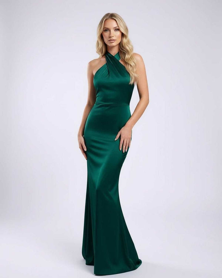 Vestido largo de fiesta verde esmeralda para mujer, con cuello halter y corte fluido. Moda femenina.