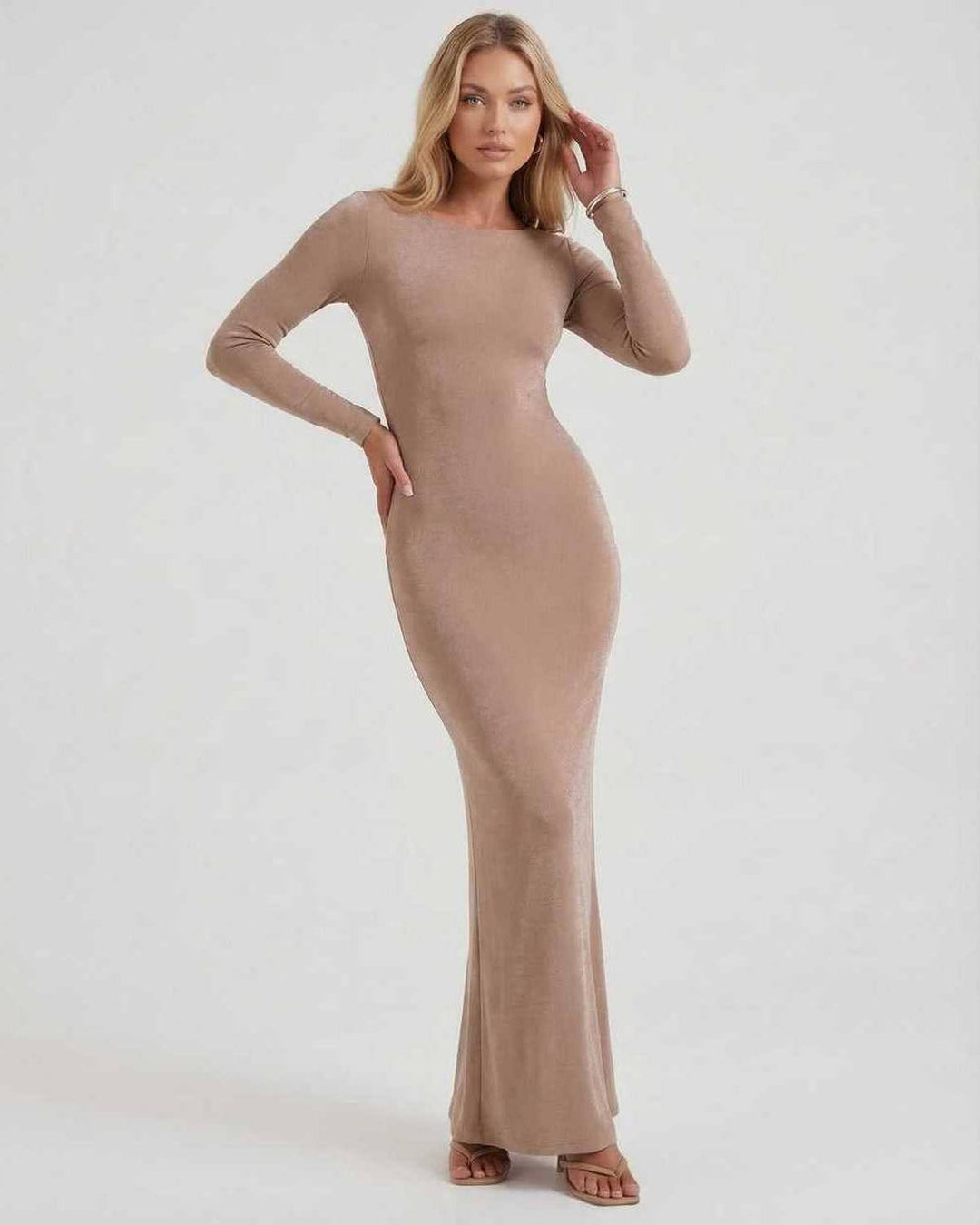 Vestido maxi blanco ajustado Selene, con corte elegante y espalda descubierta, perfecto para fiestas de gala.