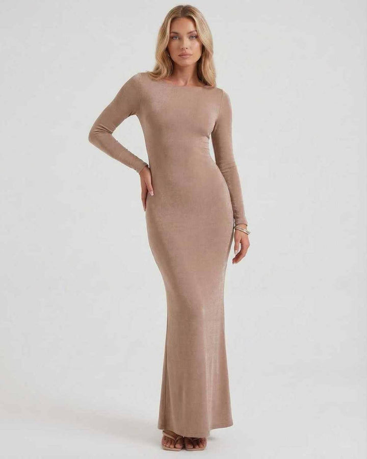 Mujer luciendo vestido maxi Selene blanco, elegante y formal, con espalda descubierta. Ideal para noche.