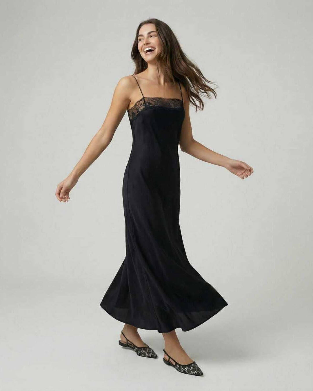 Vestido maxi blanco puro de encaje con diseño sin mangas para mujer. Ideal como vestido de fiesta, formal o verano.