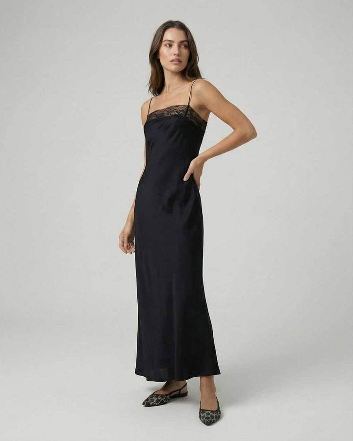Mujer elegante con vestido maxi blanco de encaje sin mangas. Ideal para boda, fiesta o evento de verano. Moda femenina.