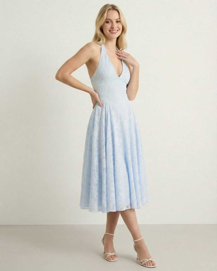 Vestido midi de verano Selene halter para mujer, corte A-line, ideal para eventos elegantes y ocasiones especiales.