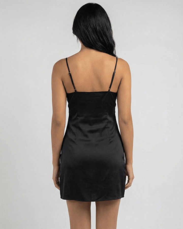 Elegante vestido mini negro de encaje con tirantes finos. Perfecto para moda chic de verano, fiestas o cóctel sensual.