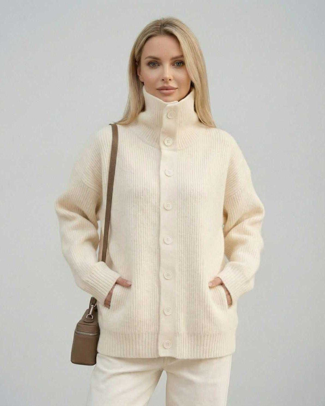 Suéter blanco de cuello alto para mujer, con botones. Elegante y cómodo para otoño e invierno, estilo casual.