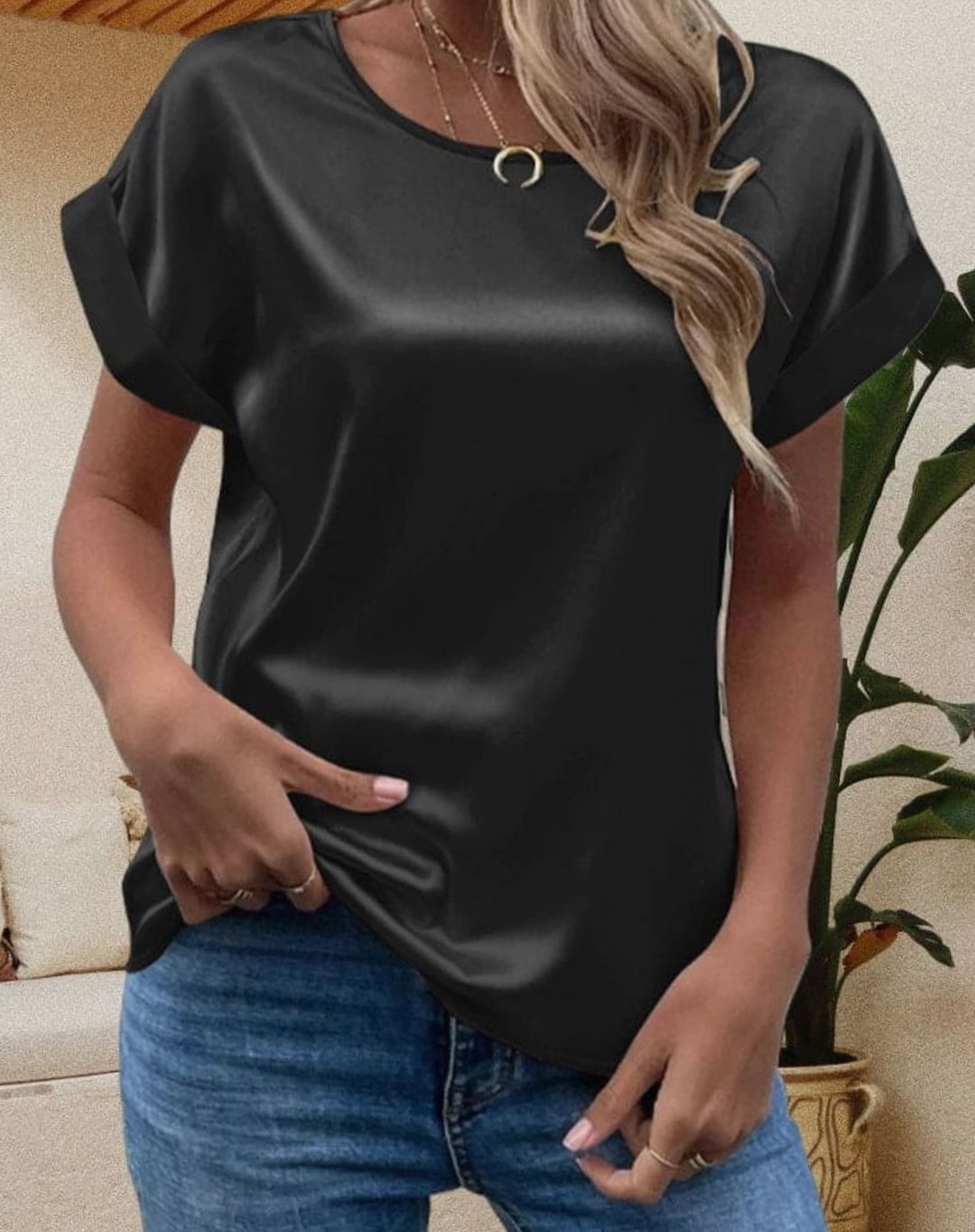 Blusa de mujer estilo casual chic, manga corta, cuello redondo. Comodidad y moda en este top versátil.