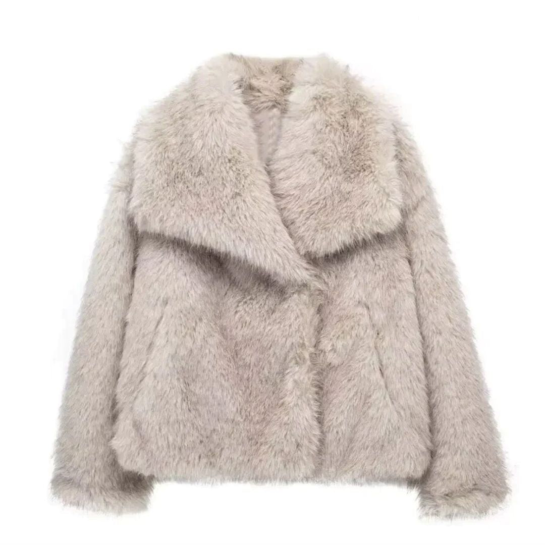 Abrigo entallado de mujer para invierno. Moda elegante con forro suave y cierre de botones.