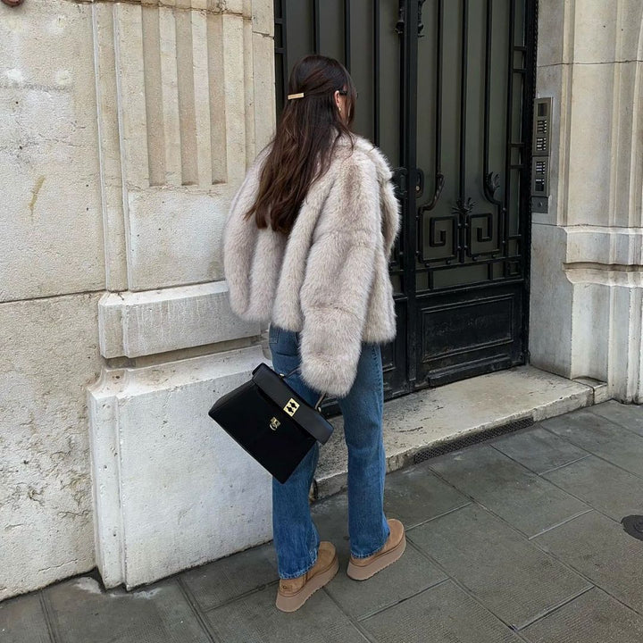 Elegante abrigo de invierno para mujer, entallado y cálido. Con botones para un look exterior.