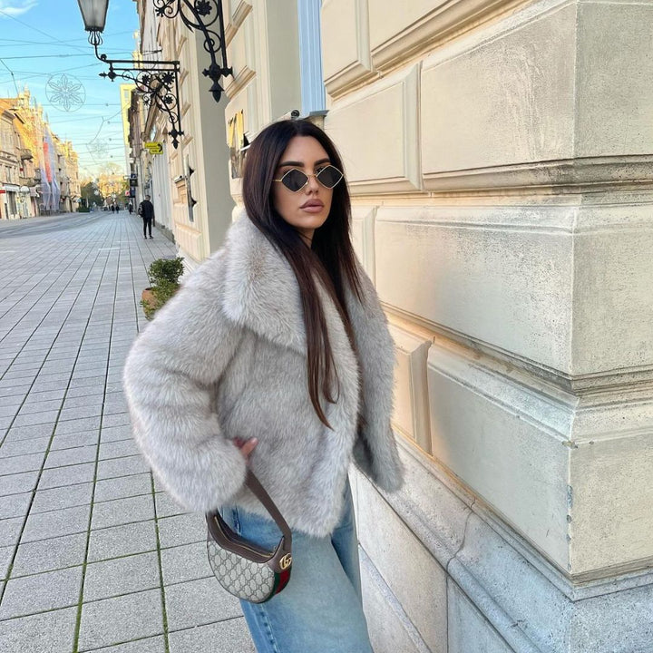 Abrigo de mujer, entallado con estilo. Forro suave y cierre de botones, perfecto para el frío invierno.