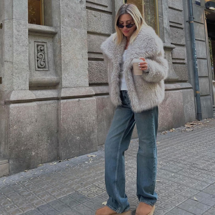 Moda exterior: abrigo entallado de mujer, cálido y elegante para invierno. Cierre de botones.
