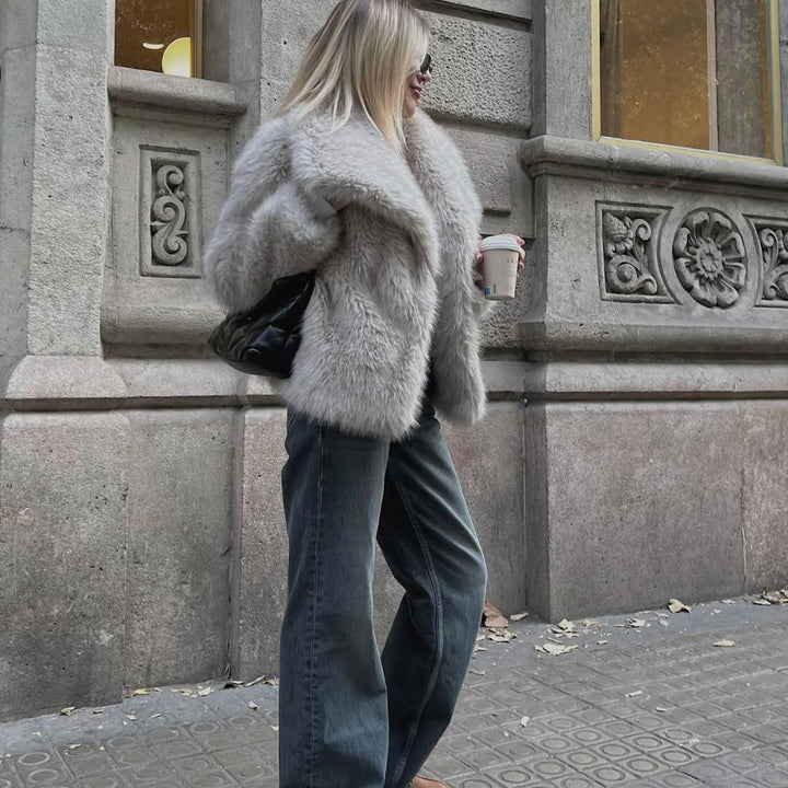 Abrigo de invierno para mujer, diseño entallado, con forro suave y prácticos botones.