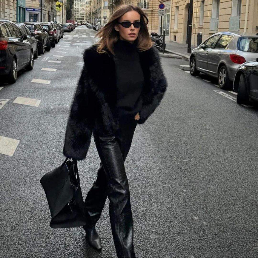 Abrigo entallado de mujer, ideal para moda invernal. Cálido, elegante y con cierre de botones.