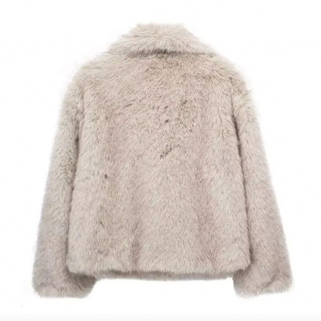 Abrigo de invierno para mujer, diseño entallado y cálido. Perfecto para exterior con botones.