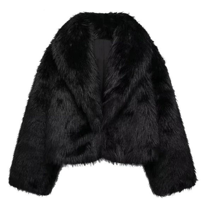 Moda de invierno: abrigo entallado de mujer, elegante, con forro suave y cierre de botones.