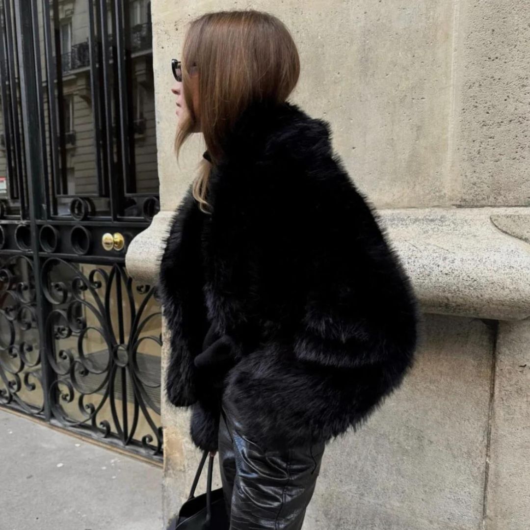 Abrigo cálido de mujer, entallado, ideal para el exterior. Estilo elegante con cierre de botones.