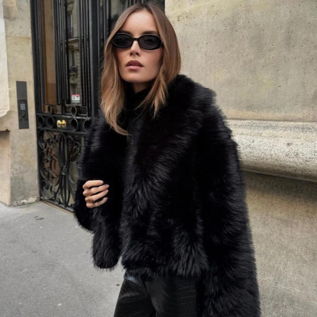 Abrigo de mujer con forro suave, entallado y elegante. Cierre de botones para invierno.
