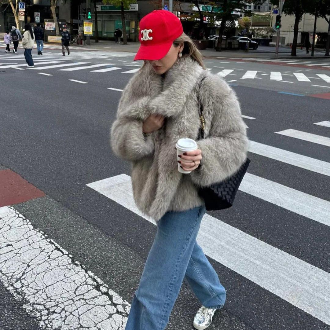 Abrigo entallado de moda para mujer, cálido y chic. Ideal para invierno con botones.