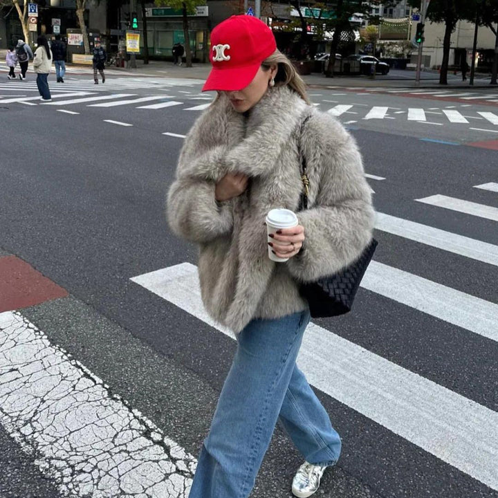 Abrigo entallado de moda para mujer, cálido y chic. Ideal para invierno con botones.