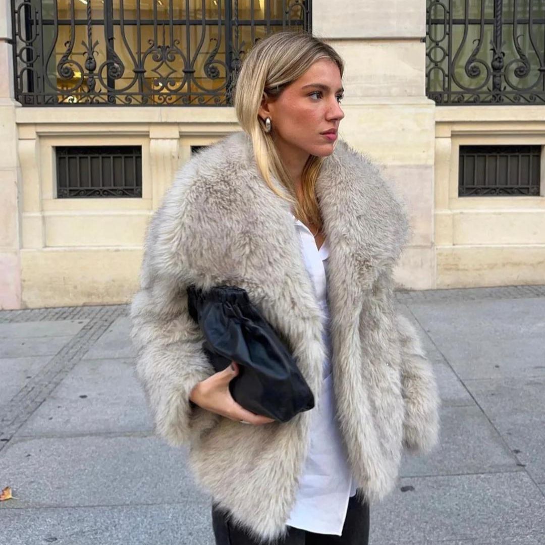 Moda de invierno: abrigo de mujer, entallado y elegante. Con forro suave y cierre de botones.