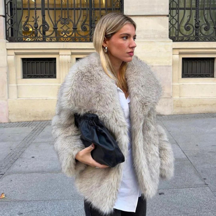 Moda de invierno: abrigo de mujer, entallado y elegante. Con forro suave y cierre de botones.