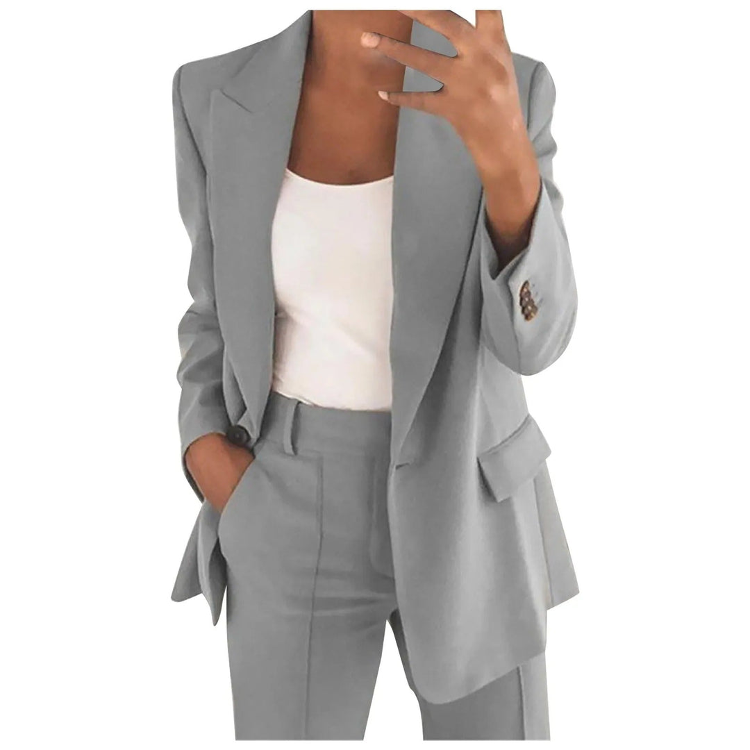 Conjunto formal de mujer: blazer y pantalón liso. Estilo moderno y elegante, perfecto para reuniones.