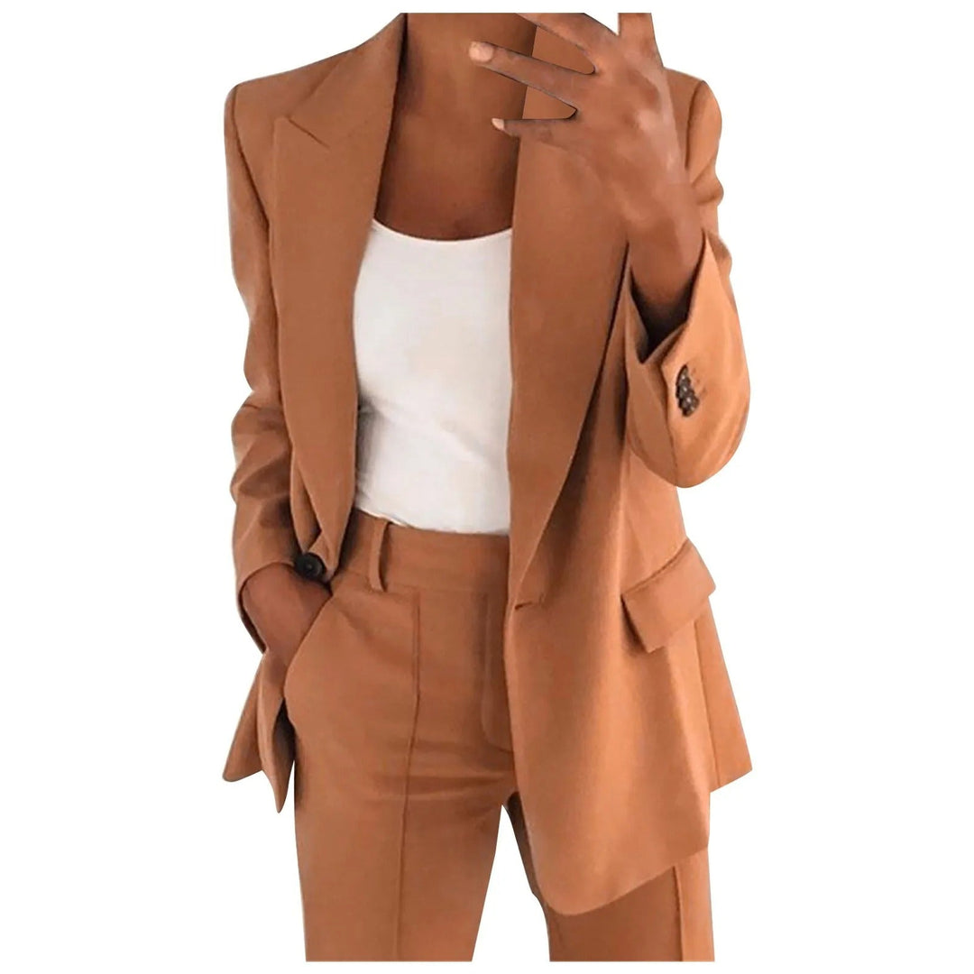 Blazer elegante y pantalón liso para mujer. Conjunto de moda formal, perfecto para un look profesional.