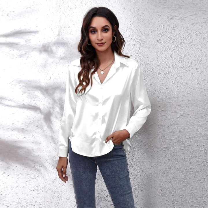 Camisa button-down holgada de manga larga para mujer. Diseño moderno, ideal para looks casuales y elegantes.