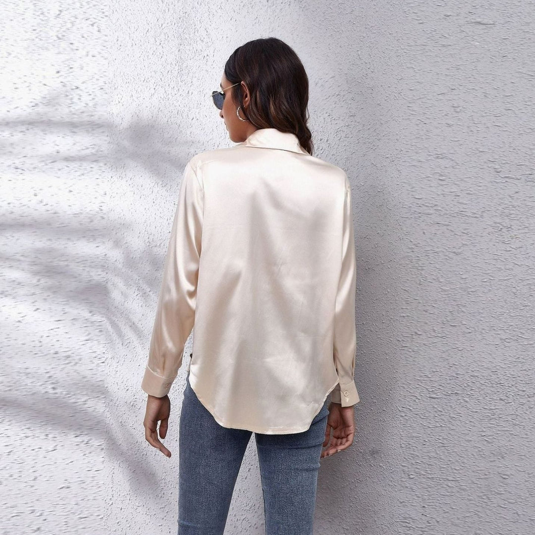 Blusa elegante de manga larga con cuello para mujer. Diseño holgado, ideal para un estilo sofisticado.