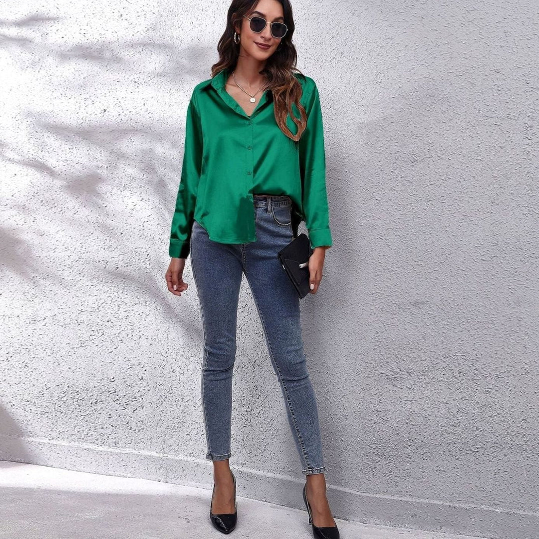 Mujer modelando camisa holgada de manga larga, estilo profesional. Moda femenina cómoda y chic.