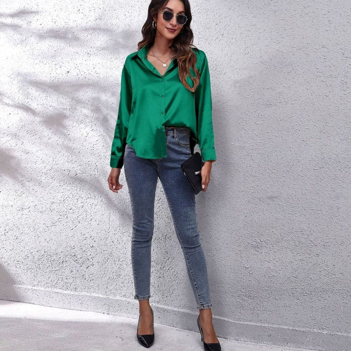 Mujer modelando camisa holgada de manga larga, estilo profesional. Moda femenina cómoda y chic.