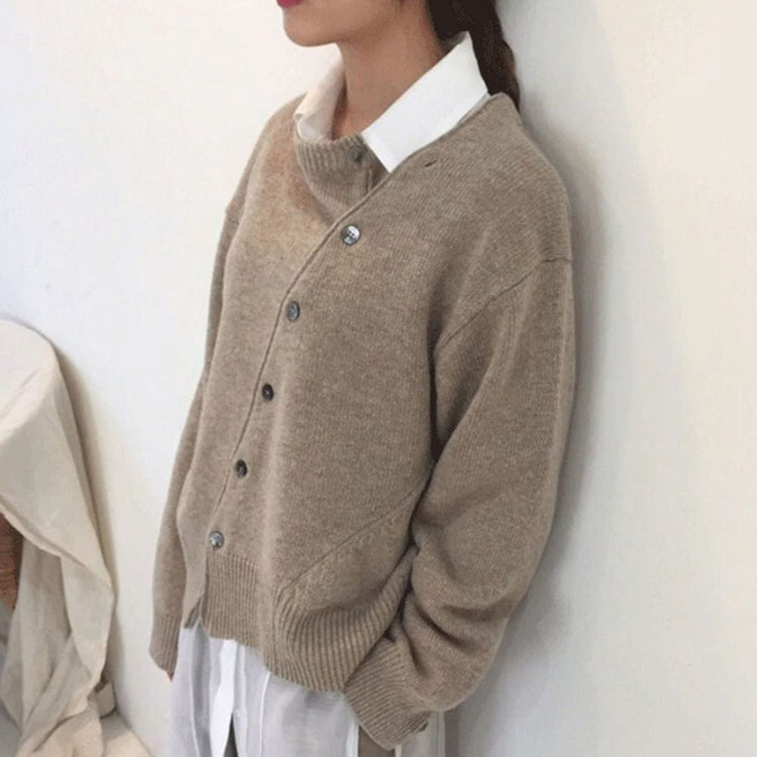 Moda femenina: chaqueta larga de otoño-invierno para mujer. Diseño sofisticado y elegante, ropa chic.