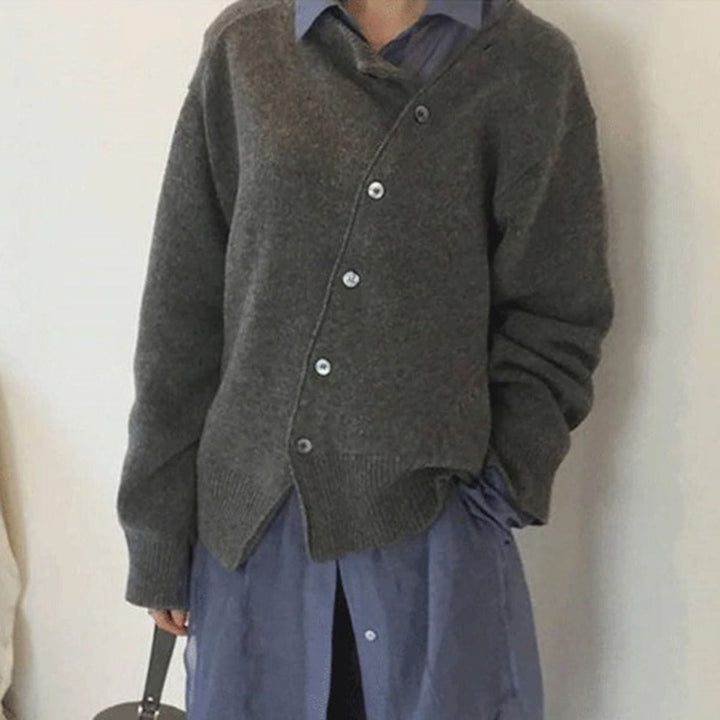 Mujer vistiendo chaqueta larga de otoño. Estilo casual y elegante, perfecta como prenda de abrigo femenina.