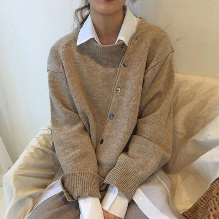 Chaqueta larga elegante de mujer para otoño/invierno. Estilo sofisticado, moda femenina de abrigo.