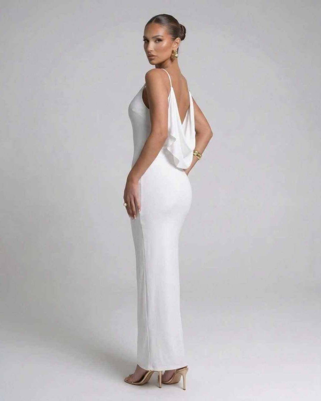 Vestido maxi blanco elegante para mujer, de noche. Ideal para cóctel, fiesta y ocasión especial.