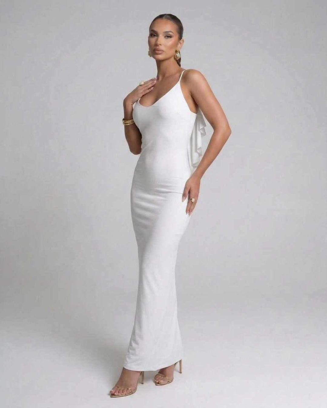 Moda mujer: Vestido maxi blanco elegante, perfecto para noche y fiesta. Diseño de tirantes chic.