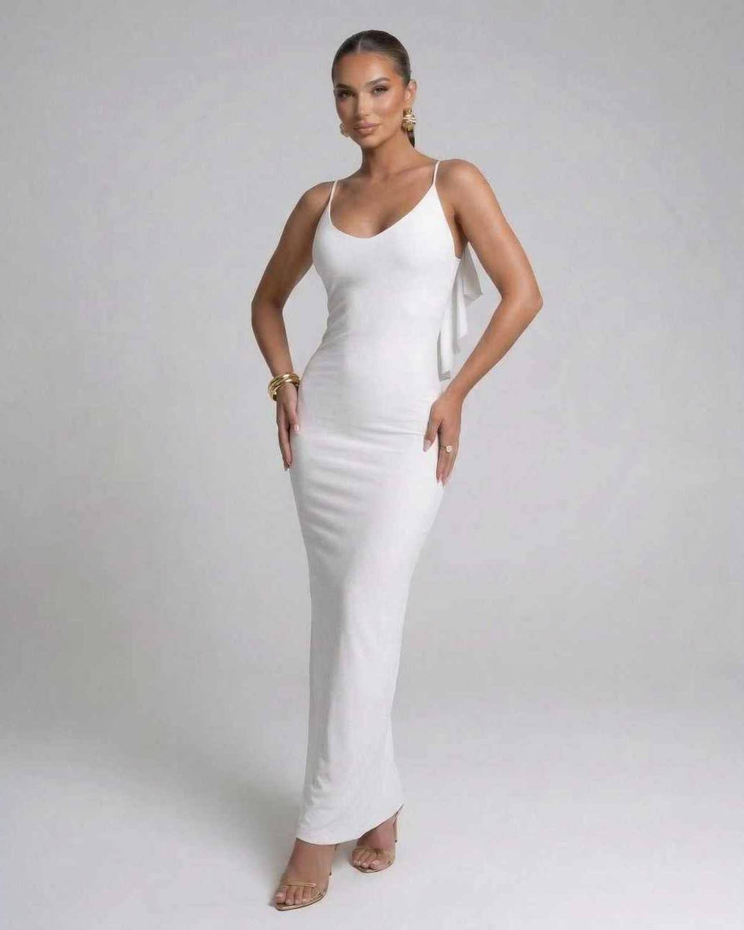 Vestido maxi blanco de noche con tirantes y espalda descubierta, ideal para cóctel y ocasiones especiales.