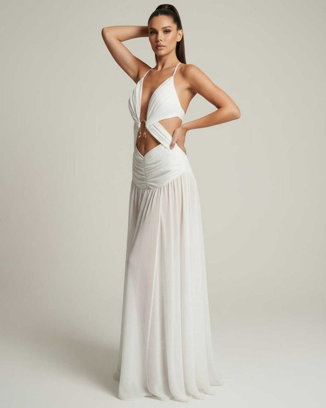 Vestido blanco maxi elegante para mujer, perfecto para ocasiones formales o ropa de verano. Silueta fluida.