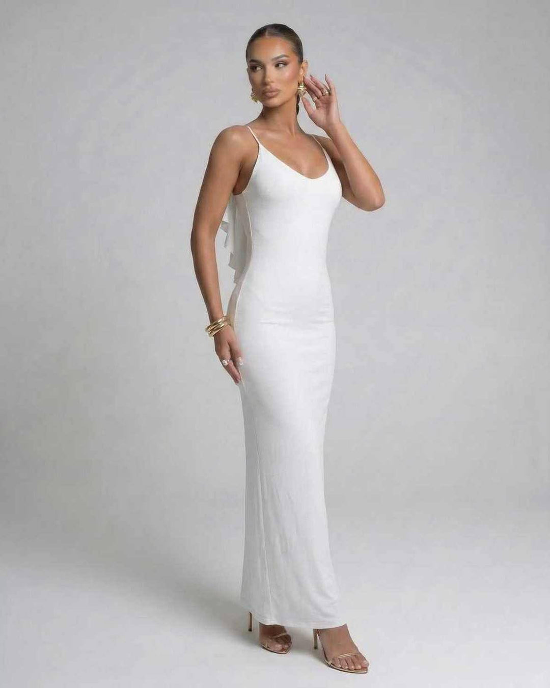 Vestido maxi blanco con diseño elegante, tirantes finos. Ideal para noche, fiesta y eventos de gala.
