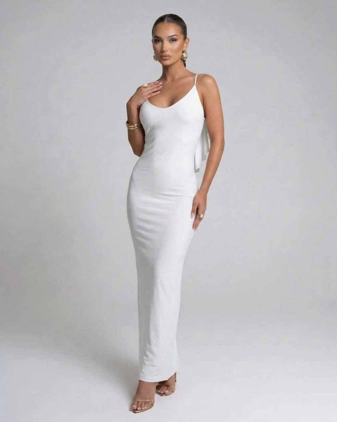 Vestido maxi blanco elegante para mujer, perfecto para noche y fiesta. Moda femenina con estilo.