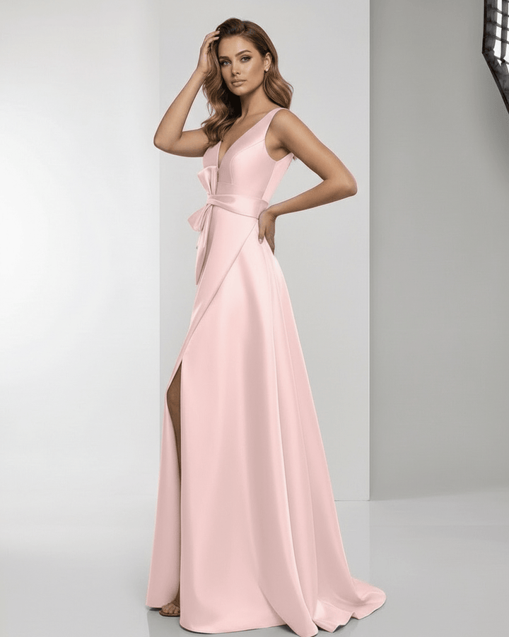 Precioso vestido maxi rosa formal, con abertura. Ideal para fiestas y eventos que requieren un toque de elegancia.