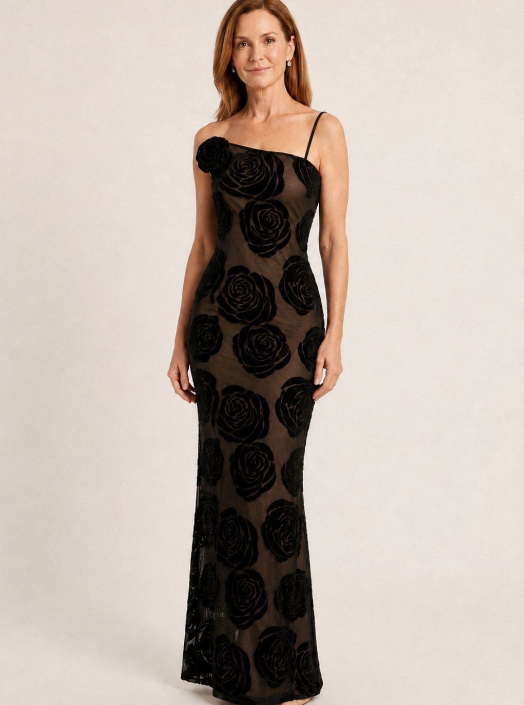 Vestido largo negro de gala para mujer, con diseño asimétrico de un hombro y delicado encaje floral.