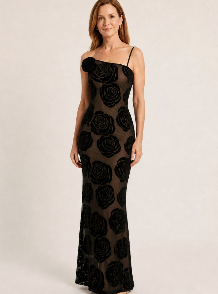 Vestido largo negro de gala para mujer, con diseño asimétrico de un hombro y delicado encaje floral.