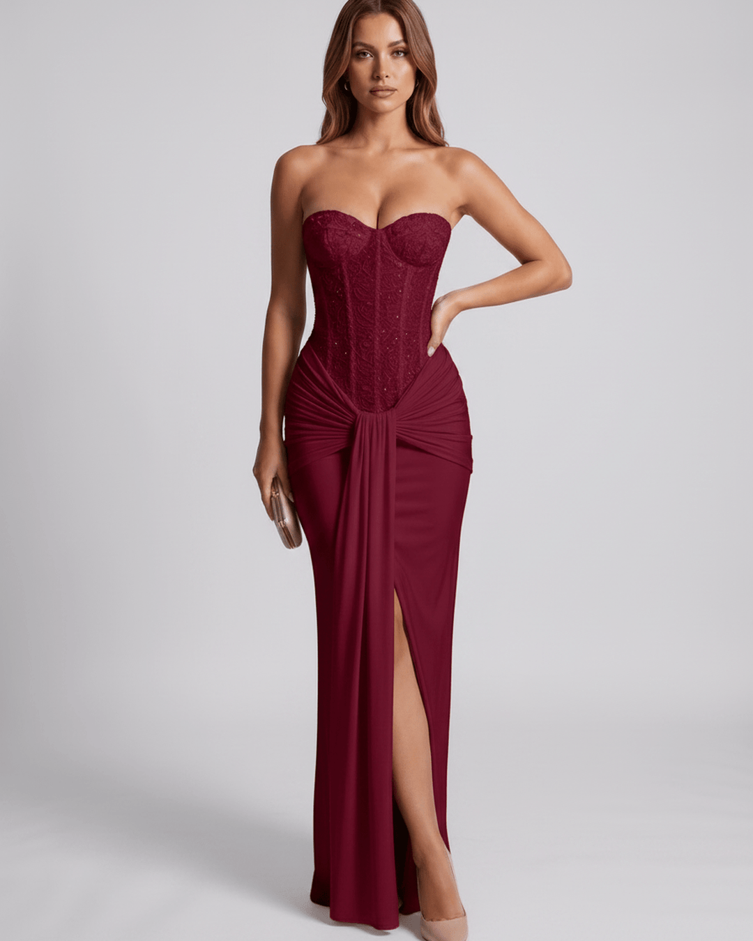 Detalle de corsé en vestido maxi de noche, moda formal femenina para verano.