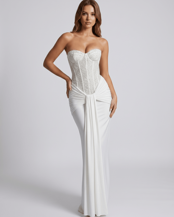 Modelo luciendo vestido maxi formal sin mangas con corsé, perfecto para ocasiones especiales de noche.
