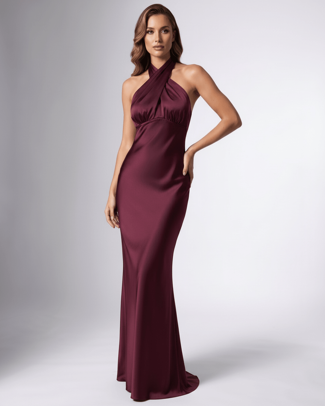 Elegante vestido maxi Serelle para mujer con cuello halter. Diseño sin mangas y fluido, ideal para eventos formales.