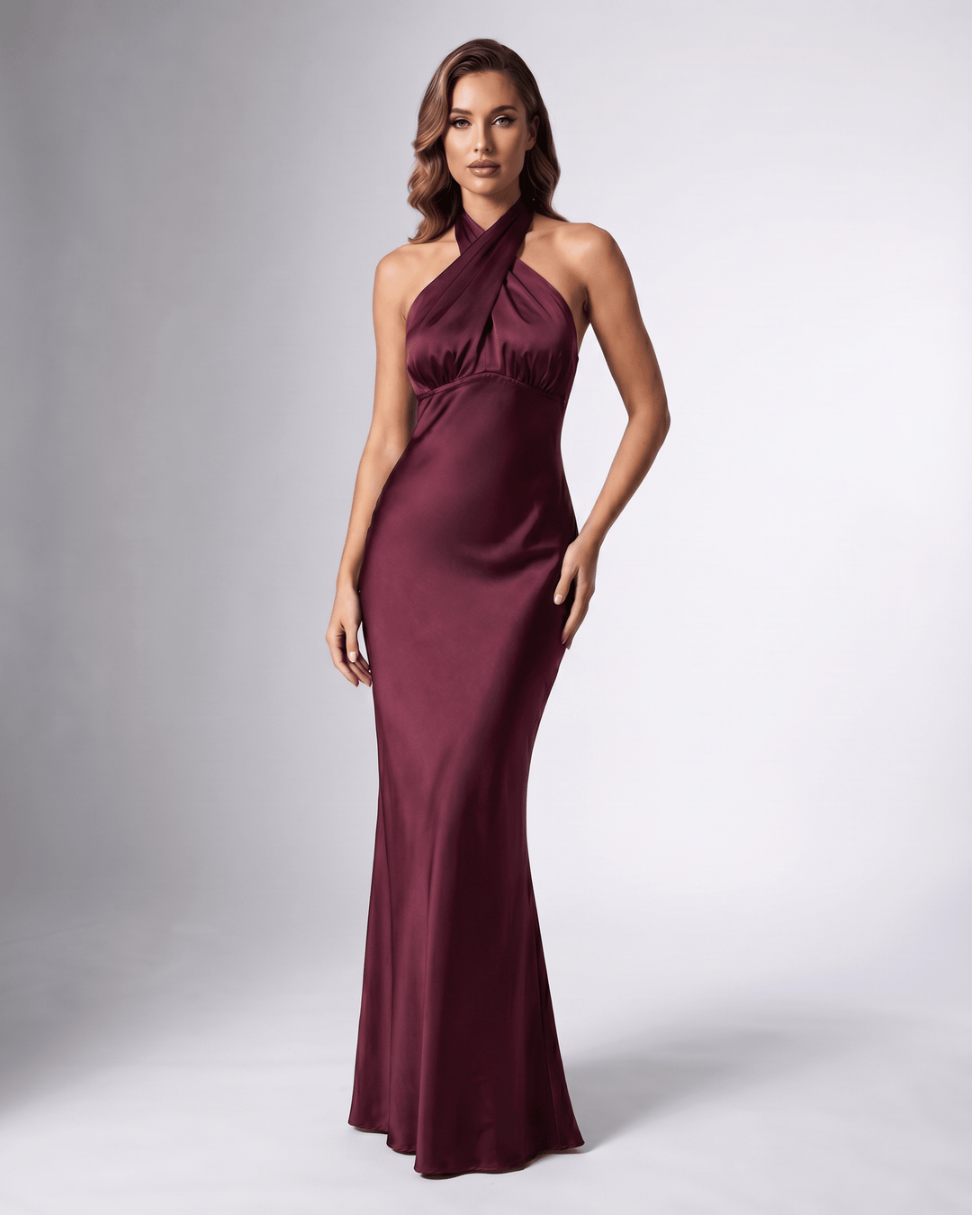 Vestido maxi Serelle burdeos elegante para mujer con cuello halter, espalda descubierta, ideal fiesta y noche.