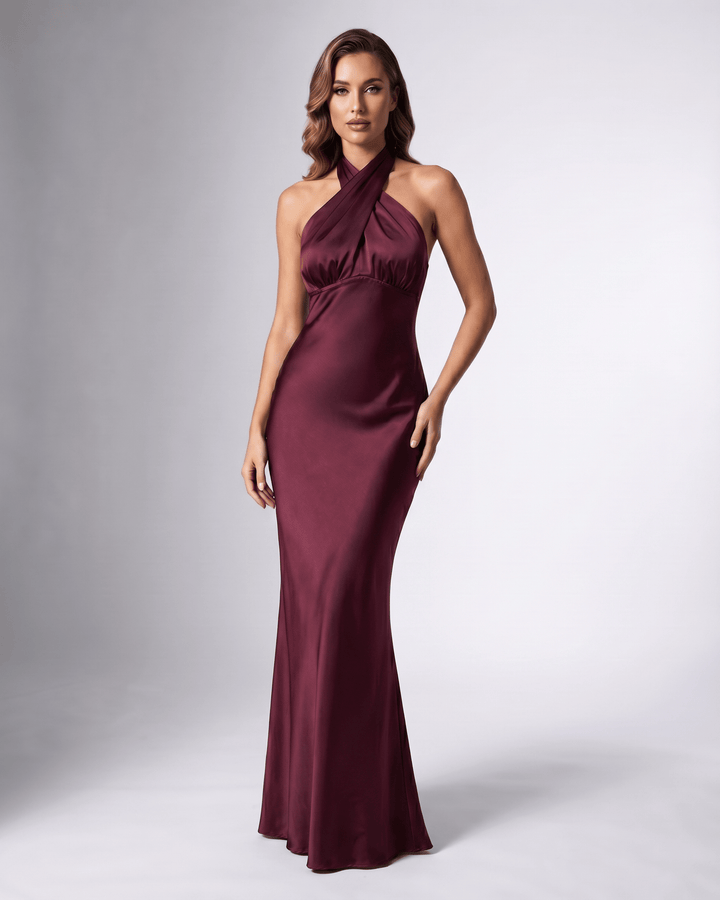 Vestido maxi Serelle burdeos elegante para mujer con cuello halter, espalda descubierta, ideal fiesta y noche.
