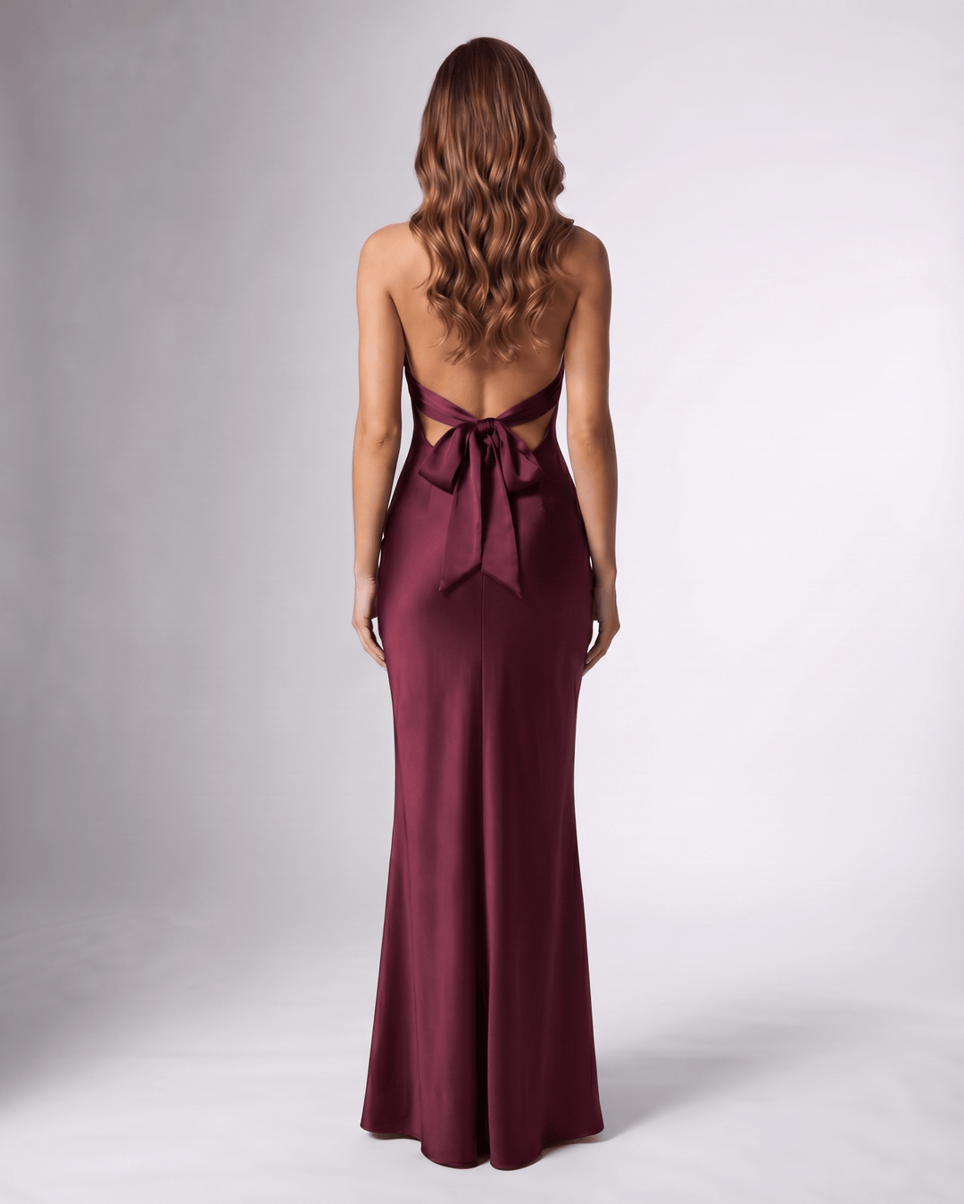 Maxi vestido formal Serelle de mujer, cuello halter y silueta acampanada. Perfecto para eventos y ocasiones especiales.