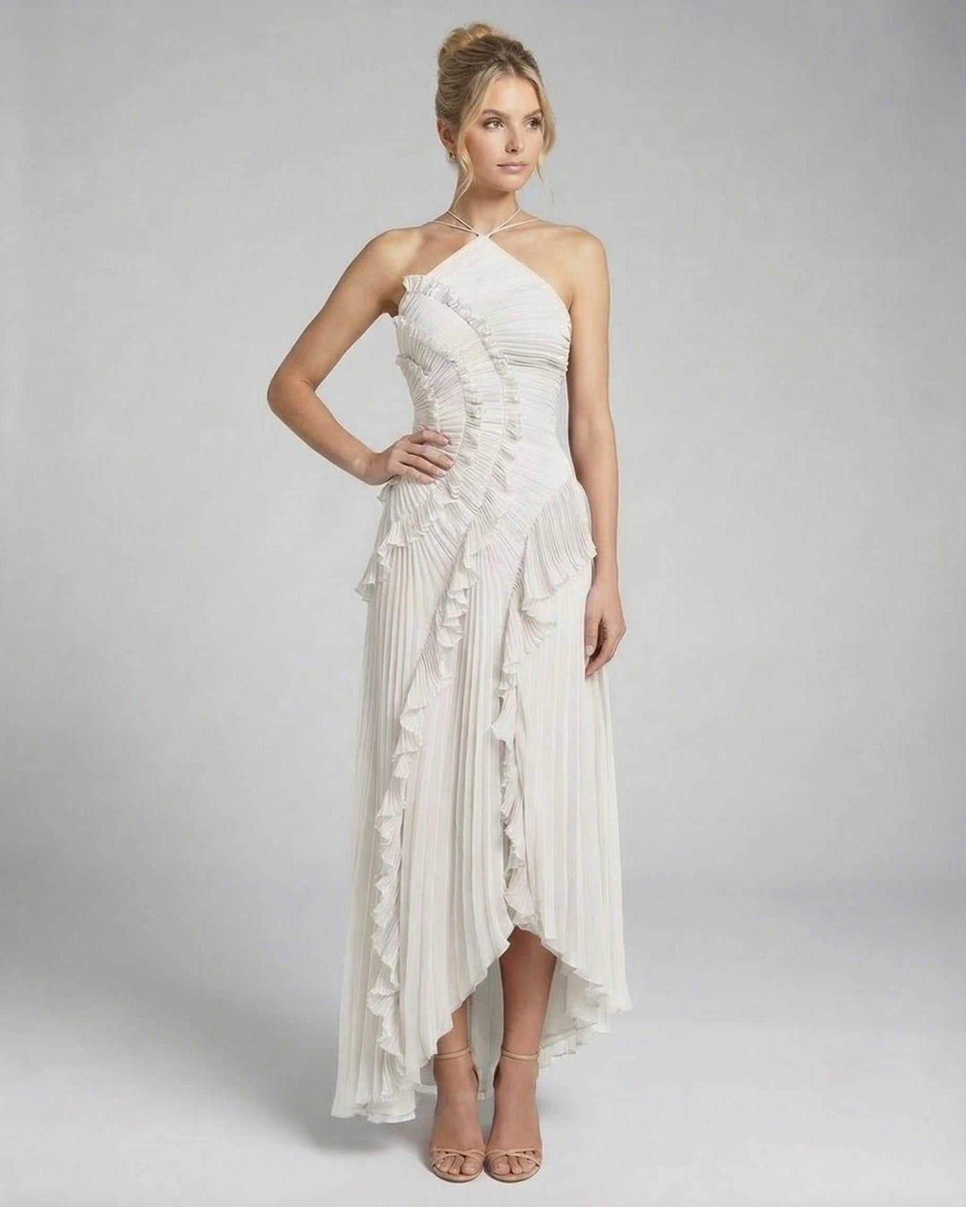 Maxi vestido marfil para mujer, cuello halter, diseño elegante y moderno.