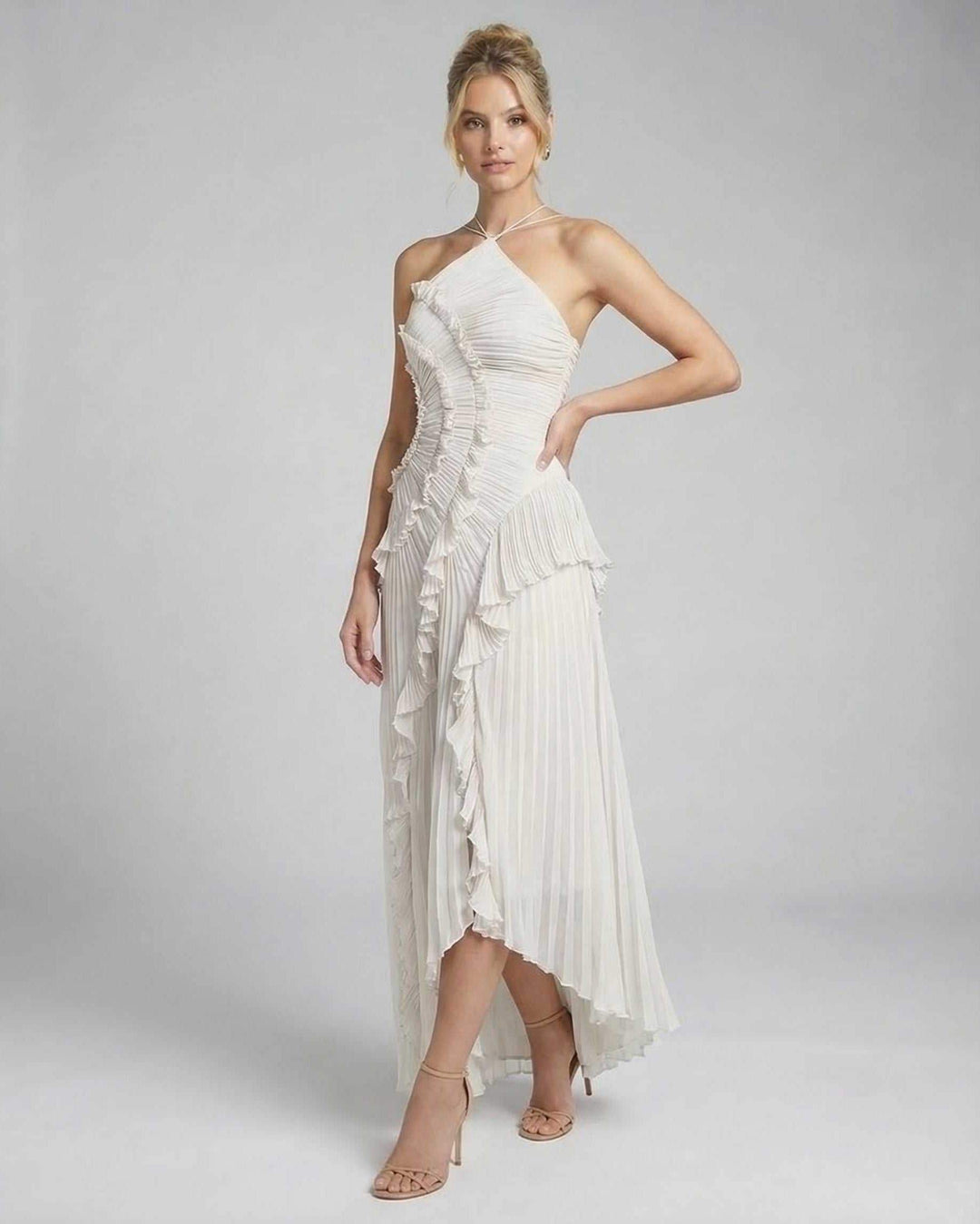 Moda mujer: vestido maxi halter marfil, elegancia fluida para cualquier ocasión.